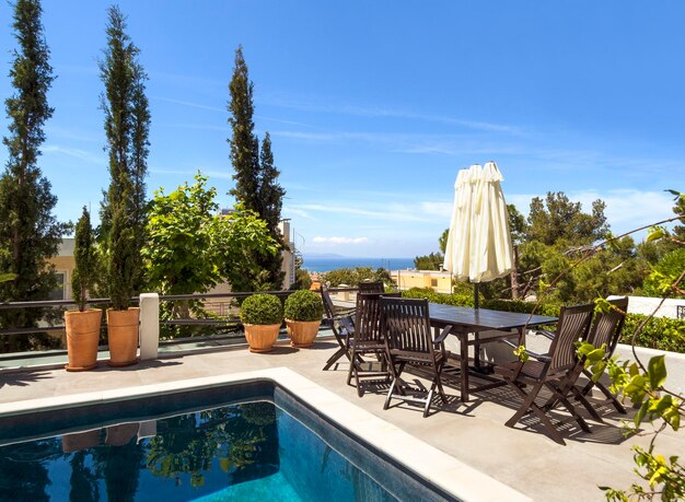 Swimmingpool mit herrlicher Aussicht in der Wohnung an einem sonnigen, heißen Tag in Athen, Griechenland