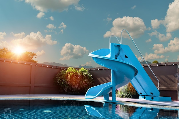 Foto swimmingpool mit rutschen über hintergrundsommerkonzept des blauen himmels