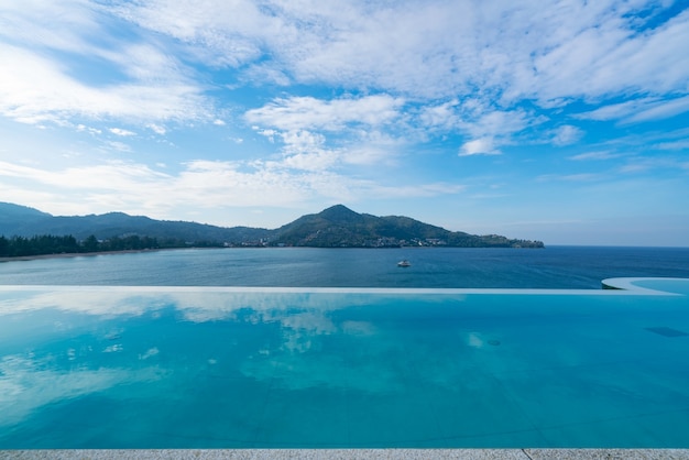 Swimmingpool mit treppe auf dem dachgebäude mit blick auf das tropische meer, luxus-strandvilla mit pool mit meerblick in modernem design, sommerurlaub und reisehintergrundkonzept.