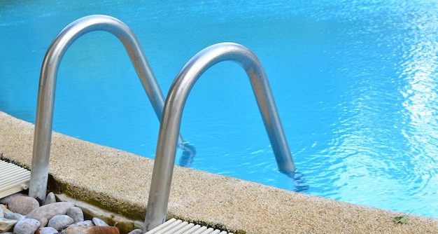 Swimmingpool mit Treppe im Hotel in Thailand