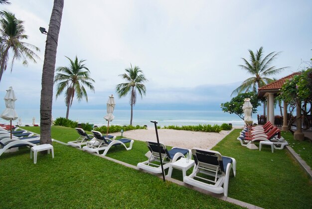 Swimmingpool neben dem Meer mit Kokosnussbaum modernes Luxushotel, Insel Samui, Thailand