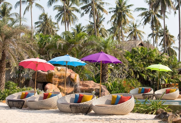 Swimmingpool und Liegestühle in einem tropischen Garten Thailand