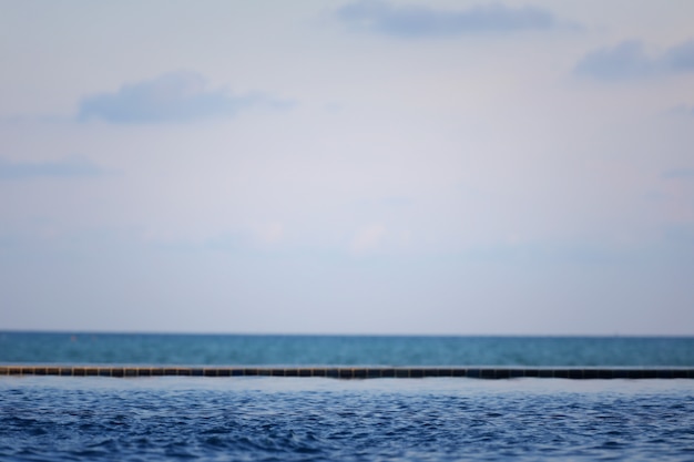 Swimmingpoolansicht mit Meer und Himmel in der Tageszeit des Sommers und haben Kopienraum.