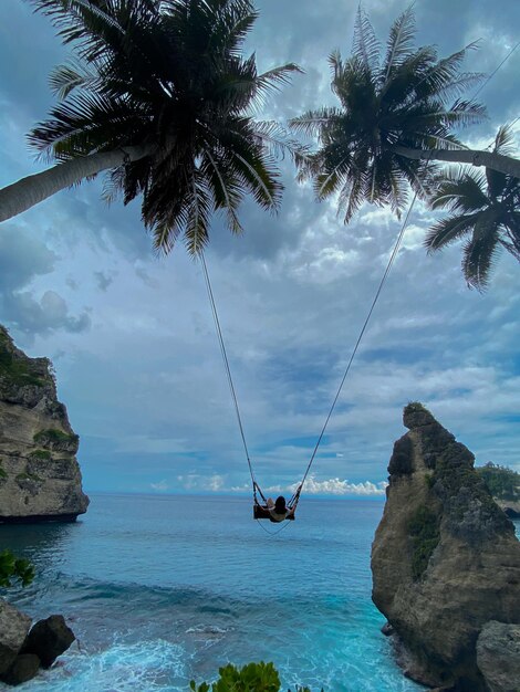 Foto swing acima do oceano