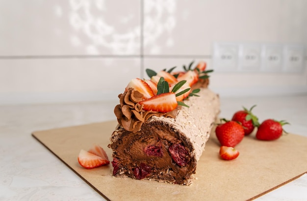 Swiss roll cake con fresas y nata Chocolate roll cake