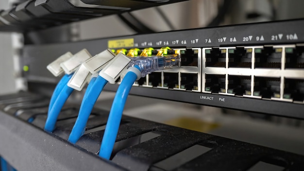 Switch de rede e cabo ethernet no gabinete do rack Tecnologia de conexão de rede