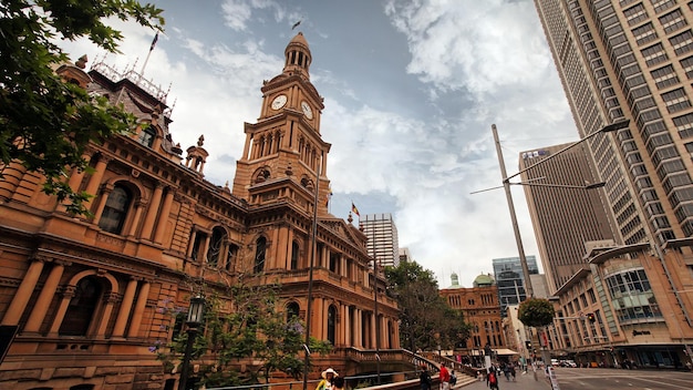 SYDNEY, AUSTRÁLIA, 20 de novembro de 2017: Streetview e vista frontal da Câmara Municipal de Sydney, um edifício de arquitetura vitoriana do Segundo Império em NSW