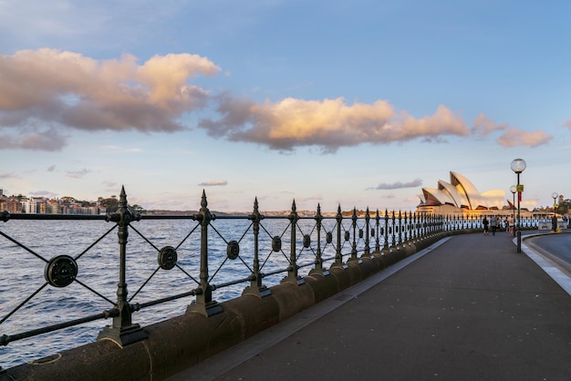 Sydney Australia 27 de julio de 2019 El paseo del puente está en el lado este viendo la Ópera de Sydney al atardecer