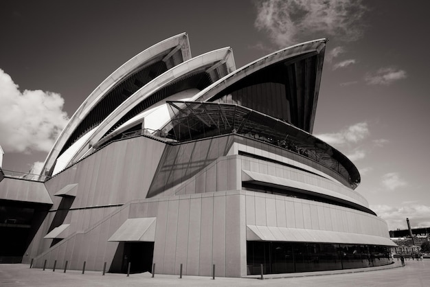 SYDNEY AUSTRALIA 4. März 2023 Architektonische Nahaufnahme des Sydney Opera House an einem heißen Herbsttag in Sydney, New South Wales, Australien