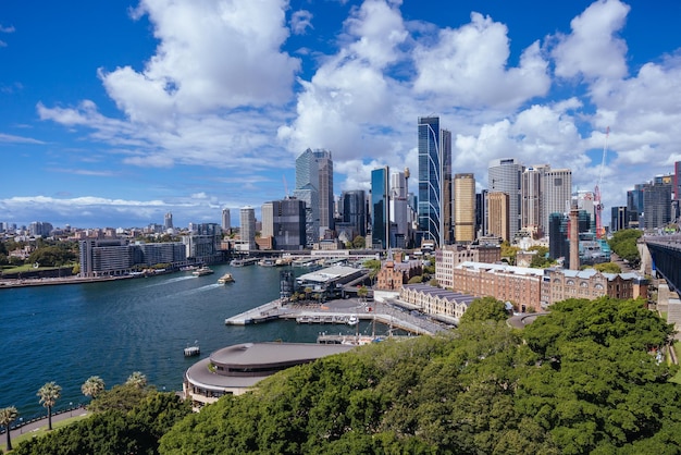 SYDNEY AUSTRALIA 4. März 2023 Das Sydney CBD und der umliegende Hafen einschließlich Circular Quay und The Rocks an einem klaren Herbsttag in Sydney Australien