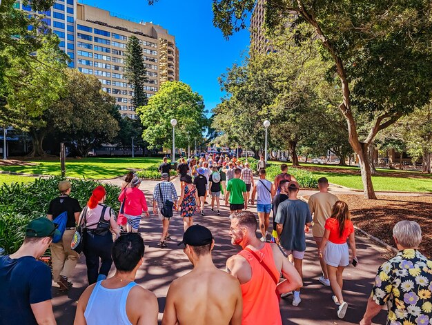 Foto sydney australia 5 de marzo las multitudes acuden a oxford st pride village durante el sydney worldpride en darlinghurst sydney nueva gales del sur australia el 5 de marzo de 2023