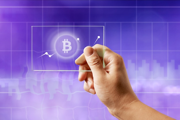 Symbol Bitcoin auf einem Glasbildschirm mit einem Diagramm der Kryptowährung auf einem ultravioletten Hintergrund. Das Finanz- und Technologiekonzept kann für Video- oder Site-Cover verwendet werden