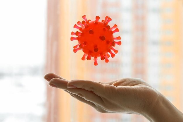 Foto symbol des coronavirus in den händen frau, die das virus in den händen hält covid19