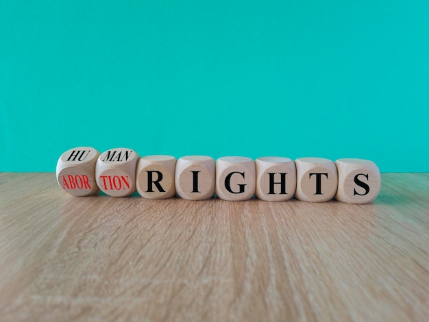 Symbol für Abtreibungsrechte Konzeptwörter Abtreibungsrechte sind Menschenrechte auf Holzwürfeln