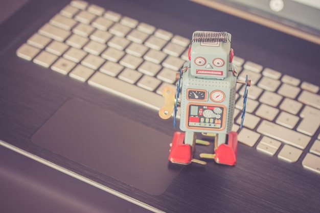 Symbol für einen Chatbot oder sozialen Bot und Algorithmen Laptop