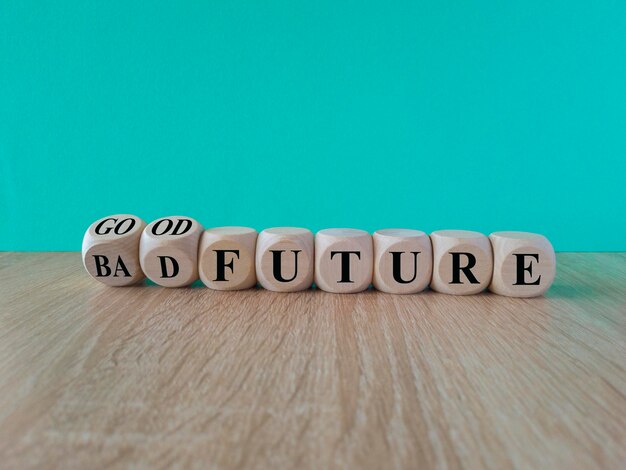 Symbol für gute oder schlechte Zukunft. Holzwürfel werden gedreht und die Worte „schlechte Zukunft“ werden in „gute Zukunft“ umgewandelt
