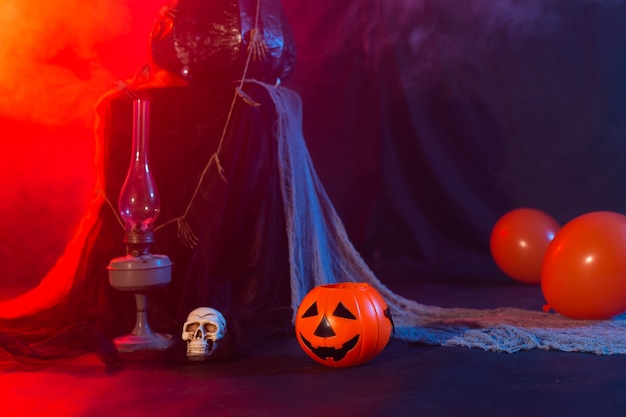 Symbol für Halloween-Jackolantern auf dunklem Hintergrund Halloween-Kartenlampe im Dekorationshintergrund