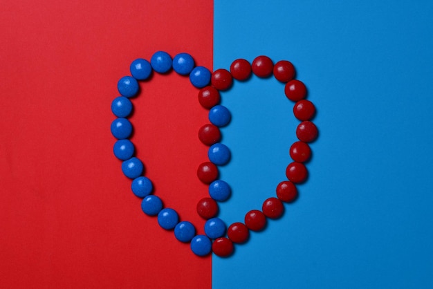 Symbol für Herzkrankheiten. Herz auf einem roten und blauen Hintergrund.