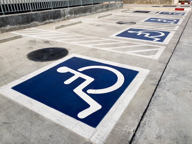 Symbol für internationale Behinderte (Rollstuhlfahrer) oder Behinderte auf dem Parkplatz.