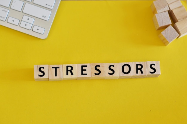 Foto symbol für stress und stressoren. gelber hintergrund. medizinisches, psychologisches, stress- und stressorenkonzept