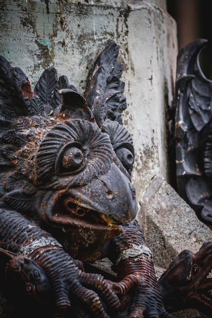 Symbol, Teufelsfigur, Bronzeskulptur mit dämonischen Wasserspeiern und Monstern