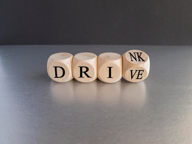 Foto symbol „trinken“ oder „fahren“ holzwürfel gedreht und das wort „getränk“ in „fahren“ geändert