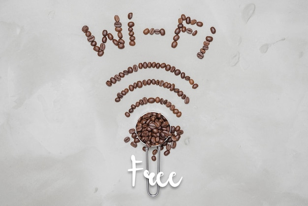 Foto symbol wi-fi gesäumt mit kaffeebohnen auf weißem hintergrund, kaffeebohnen-symbol wi-fi