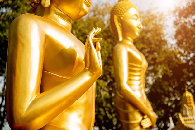 Symbole des Buddhismus. Hände buddhistischer Statuen. Südostasien. Details des buddhistischen Tempels in Thailand.