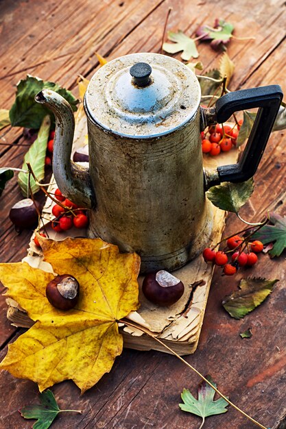 Symbole des Herbstes, Laub, November, Tee