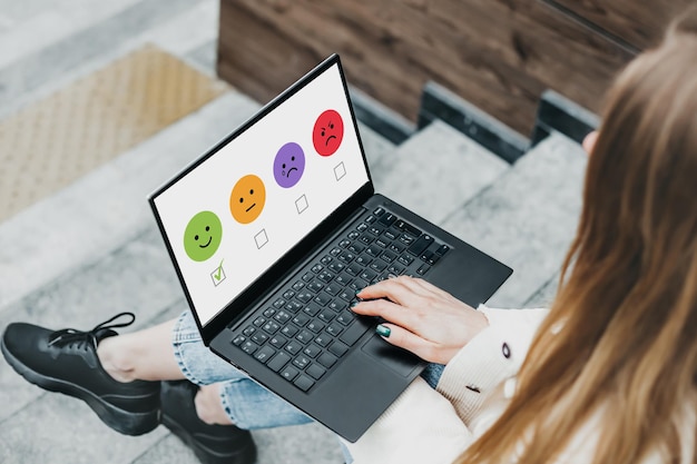 Symbole mit Emoticons im Laptop-Konzept für psychische Gesundheit