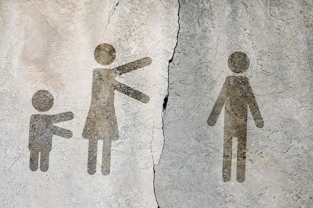 Symbole von Frauen und Kindern streckten ihre Hände auf dem Hintergrund eines Betons nach dem Mann aus