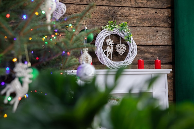 Foto symbolische dekoration, die während der weihnachtsferien auf dem kamin steht