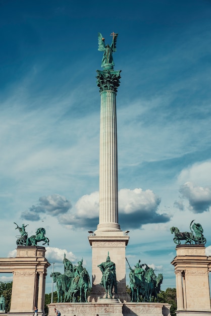 Symbolische Skulptur des Friedens auf dem Millennium-Denkmal des Heldenplatzes in Budapest, Ungarn