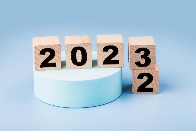 symbolisieren den wechsel von 2022 zum neuen jahr 2023. 2023 frohes neues jahr konzept.