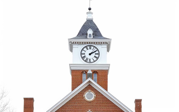 Symbolisierung der Zeit am Campus-Uhrturm auf weißem Hintergrund.