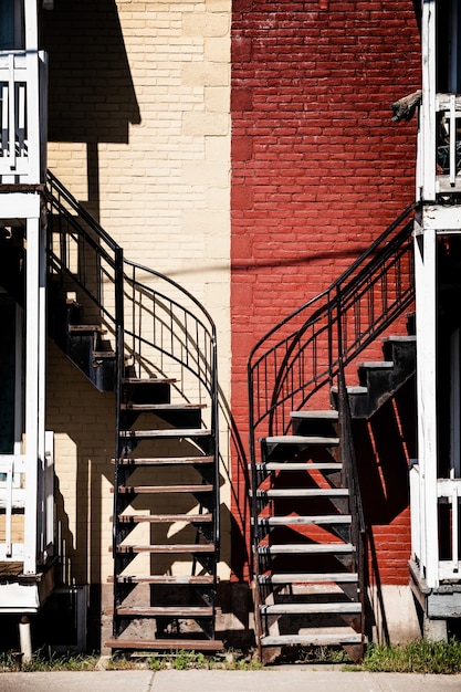 Symmetrische Treppen mit zwei verschiedenen Farben