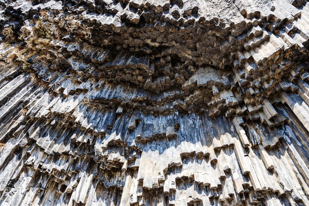 Foto symphonie der steine bodenansicht natürlicher basaltformationen in der garni-schlucht in armenien an einem sonnigen herbsttag