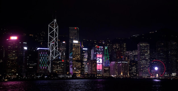 Symphony of Lights é o show espetacular de luz e som no Victoria Harbour à noite para viajantes de shows em 5 de setembro de 2018 em Hong Kong China