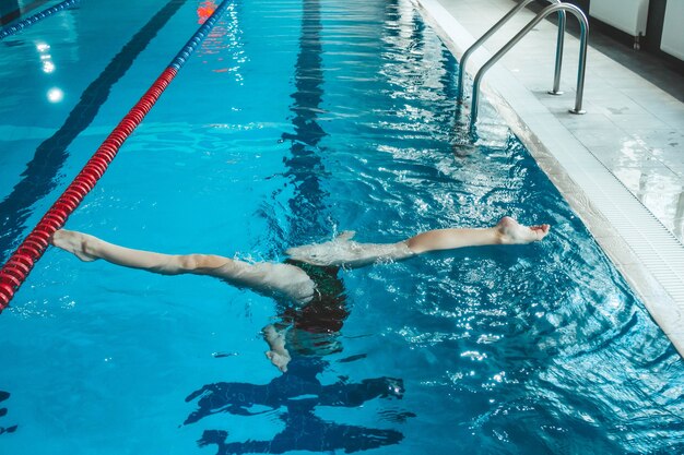 Synchronschwimmen trainiert alleine im Schwimmbad