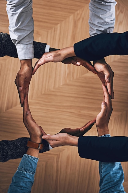 Foto synergiemotivation oder hände von geschäftsleuten im kreis für nachhaltigkeitsunterstützung oder recycling im oben genannten büro. teamwork-recycling oder mitarbeiter für nachhaltige gemeinschaftshilfe oder partnerschaftsgruppe