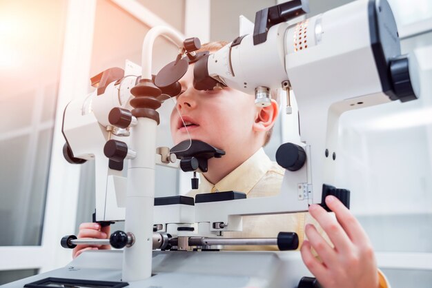 Synoptophor. Strabismus-Behandlung. Schieltest. Orthoptik.