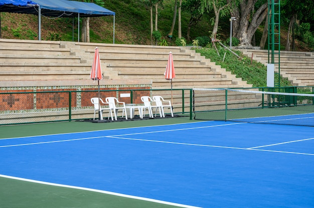 Synthesekautschukfeld im Tennisplatz mit Stuhl