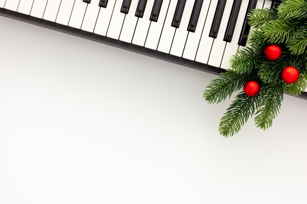 Synthesizer mit Weihnachtsdekorspielzeug und Fichtenzweig