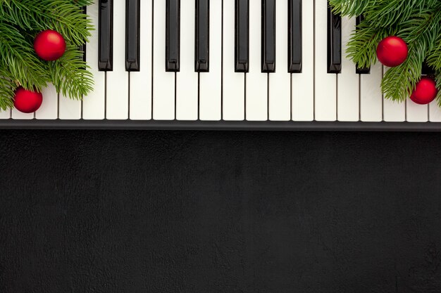 Synthesizer mit Weihnachtsdekorspielzeug und Fichtenzweig