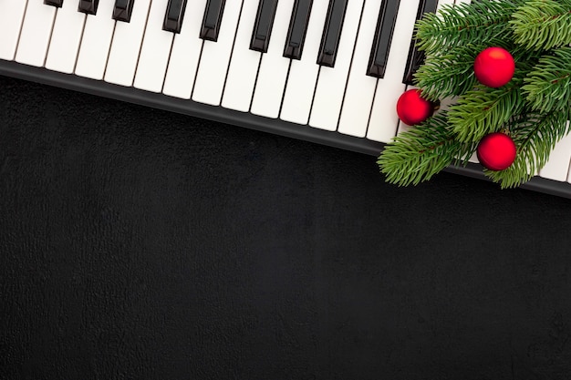 Synthesizer mit Weihnachtsdekorspielzeug und Fichtenzweig