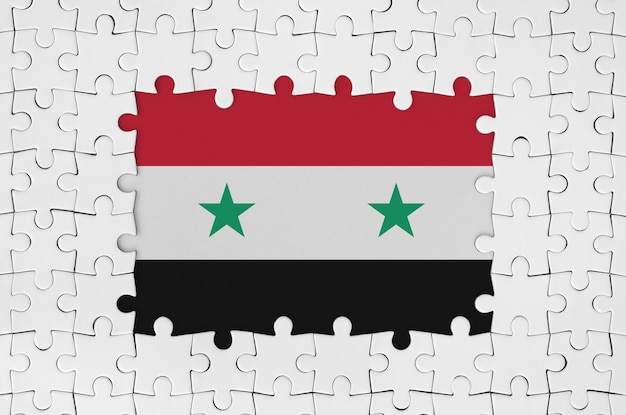Syrien-Flagge im Rahmen aus weißen Puzzleteilen mit fehlendem Mittelteil