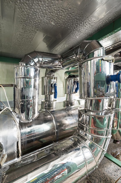 System von Rohrleitungen eines industriellen Kühlkompressors