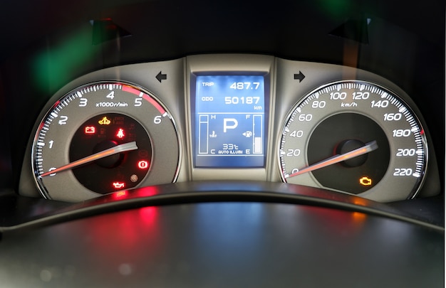 Systemsteuerung von Auto-Displays für Motorsysteme und Kraftstoff mit blauem Licht