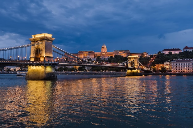 Széchenyi-Kettenbrücke über die Donau