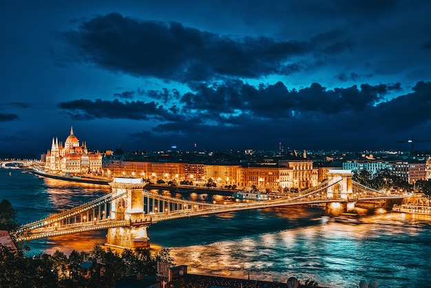 Szechenyi-Kettenbrücke und Parlament. Budapest, Ungarn.